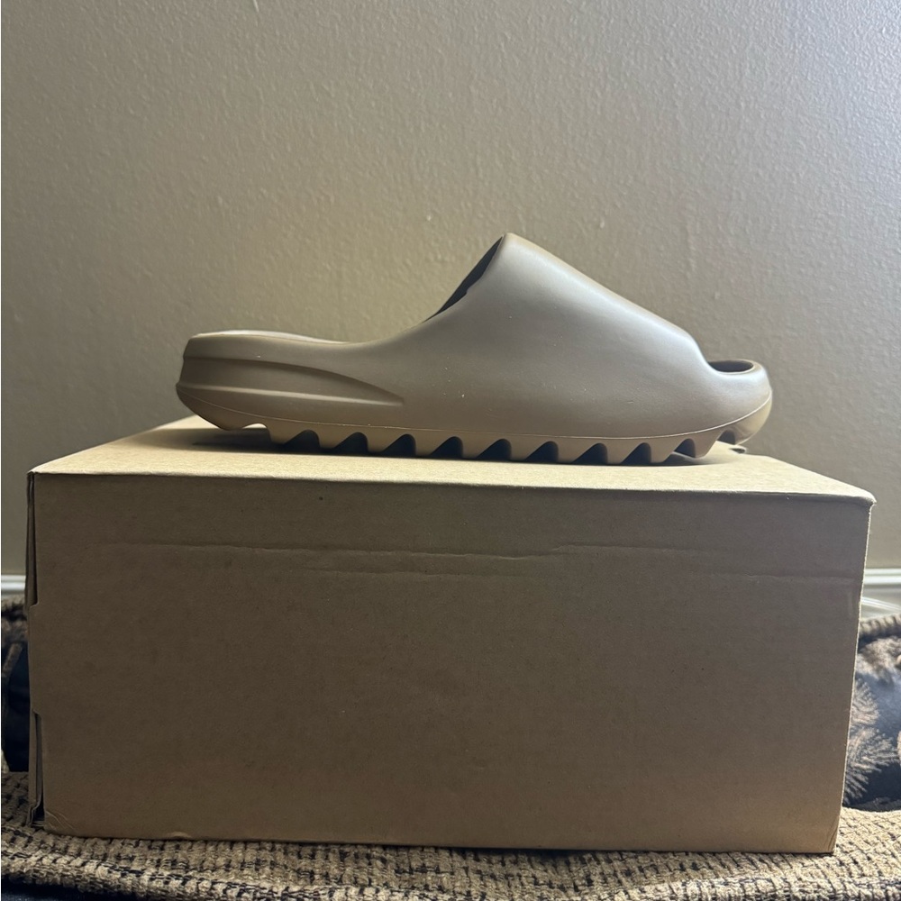 BRAND NEW NWT. Yeezy Slide Core.